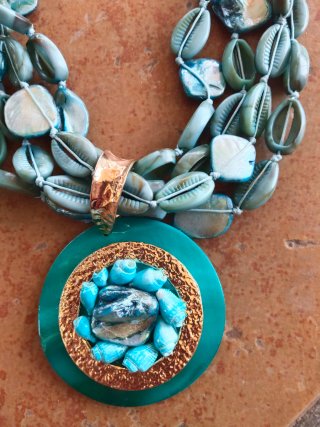 Collar con cuentas turquesas y detalles dorados