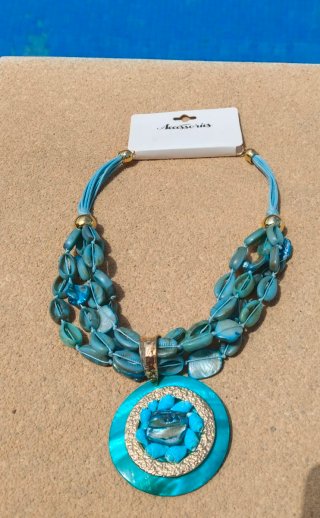 Collar con cuentas turquesas y detalles dorados