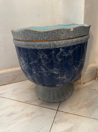 Jarrón de cerámica y piedra azul