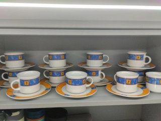 Juego de 12 tazas de café con platillos(falta uno)