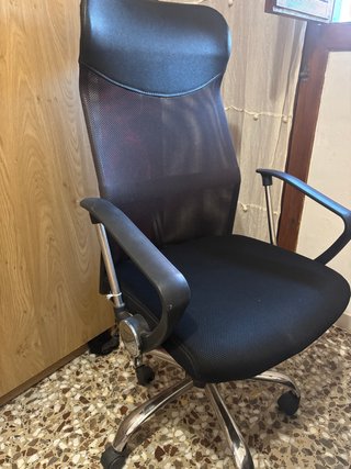 Silla de oficina ergonómica negra