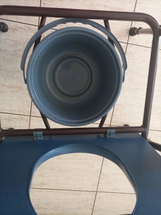 Silla WC azul con reposabrazos