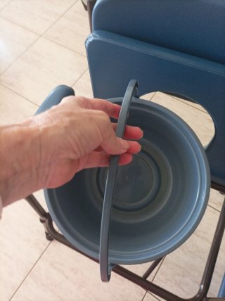 Silla WC azul con reposabrazos