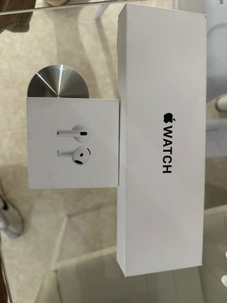 Apple Watch y AirPods Pro Blancos