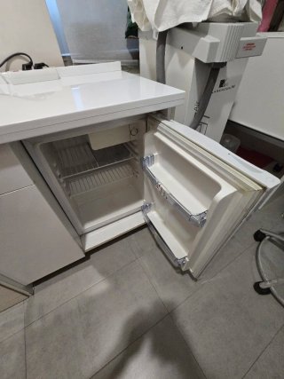 Mueble de oficina con microondas y nevera