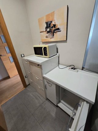 Mueble de oficina con microondas y nevera