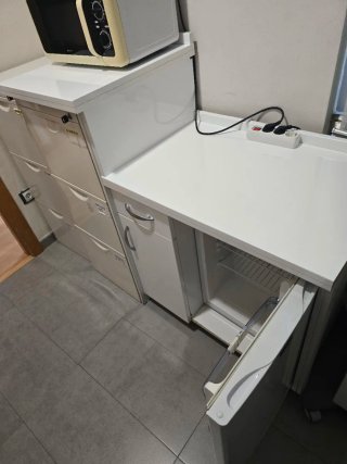 Mueble de oficina con microondas y nevera