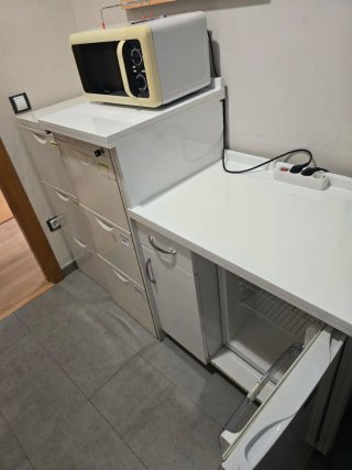 Mueble de oficina con microondas y nevera