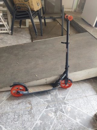 Monopatín Oxelo naranja y negro
