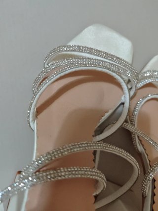 Zapatos de fiesta plateados y blancos
