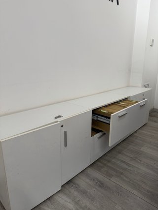 Mesa de oficina blanca con cajones