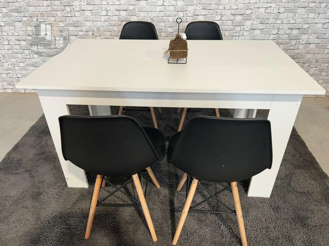 MESA FIJA CON 4 SILLAS