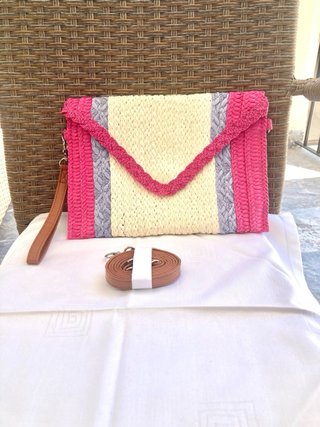 Bolso pulsera modelo Sobre fucsia y beige.