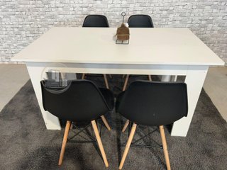 MESA FIJA CON 4 SILLAS