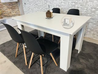 MESA FIJA CON 4 SILLAS