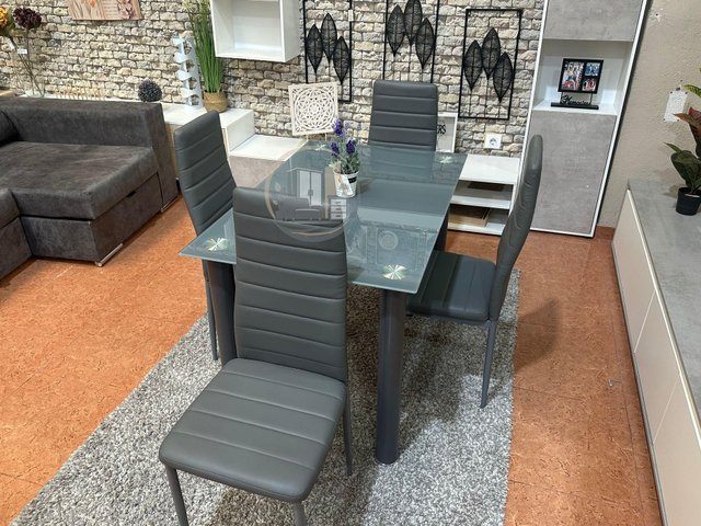 MESA CRISTAL CON 4 SILLAS