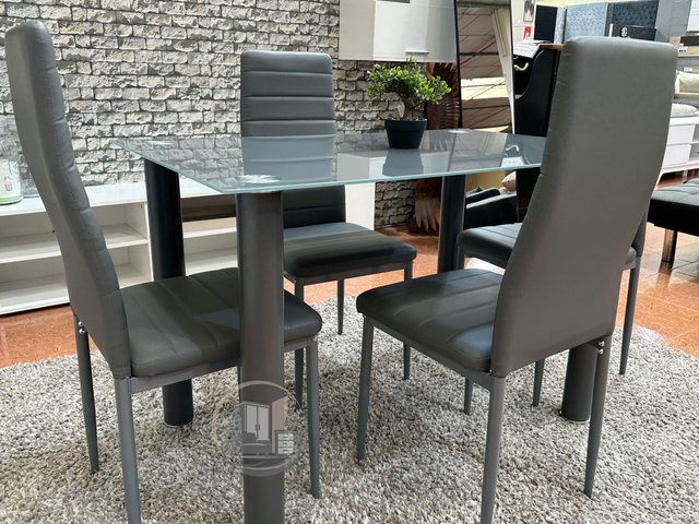 MESA CRISTAL CON 4 SILLAS