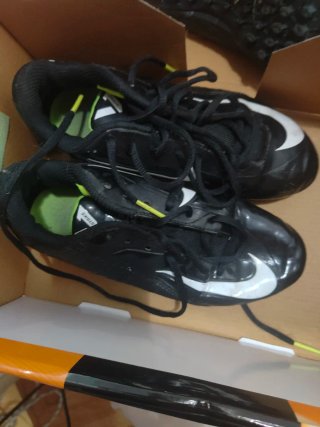 Zapatos de fútbol Nike negros y verdes