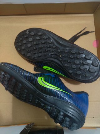 Zapatos de fútbol Nike negros y verdes