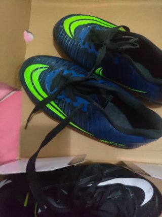 Zapatos de fútbol Nike negros y verdes