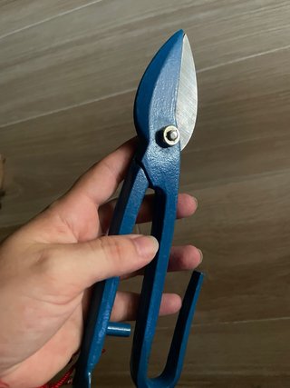 Tijeras azules para cortar metal