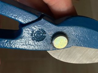 Tijeras azules para cortar metal