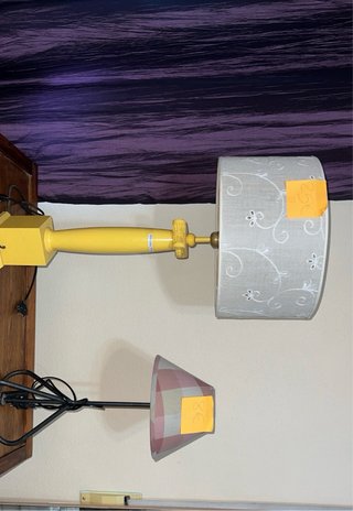Mueble de madera con vitrina y cajones  Lamparas