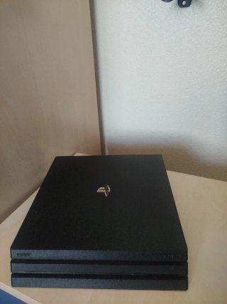 PS4 Pro + 2 controller + cavi per Alex