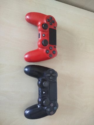 PS4 Pro + 2 controller + cavi per Alex