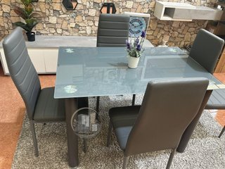 MESA CRISTAL CON 4 SILLAS