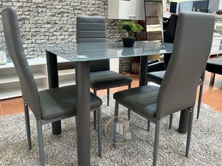 MESA CRISTAL CON 4 SILLAS
