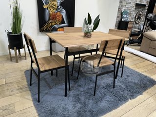 MESA CON 4 SILLAS
