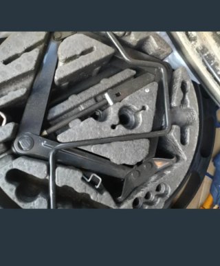 Rueda de repuesto con kit de montaje y gato
