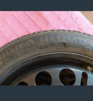 Rueda de repuesto con kit de montaje y gato