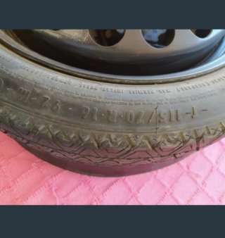 Rueda de repuesto con kit de montaje y gato