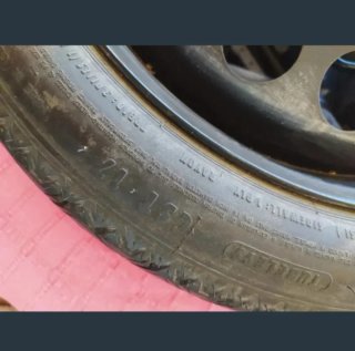 Rueda de repuesto con kit de montaje y gato