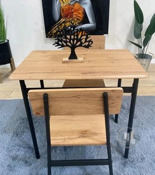MESA CON 2 SILLAS