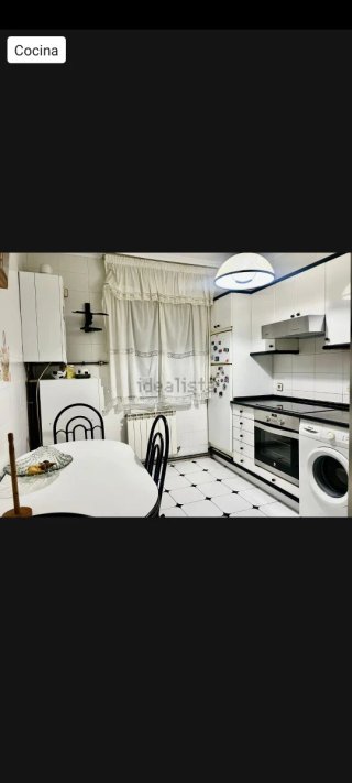 Mesa de cocina y 4 sillas(miranda de Ebro)