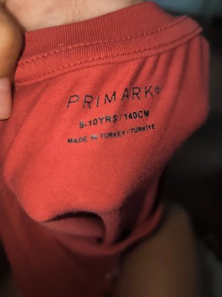 Camiseta roja con estampado de cerezas talla 9/10