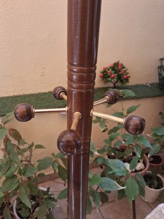 Antiguo perchero de pie madera y metal años 70
