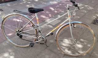 2 Bicicletas de paseo plateadas