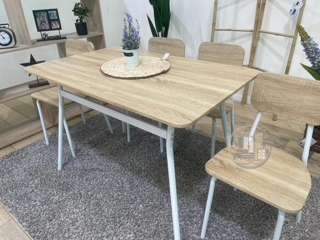 MESA CON 4 SILLAS