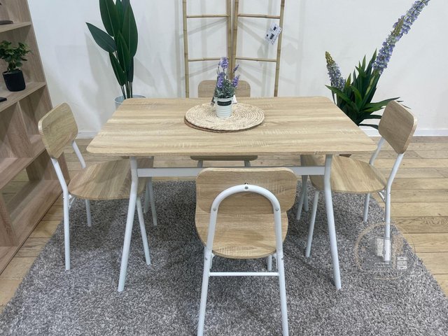MESA CON 4 SILLAS