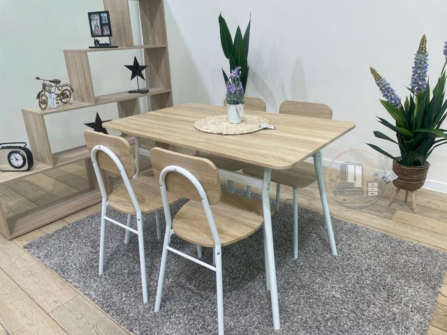 MESA CON 4 SILLAS