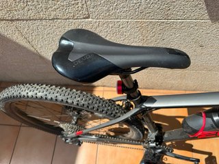 Bicicleta de Montaña Felt Negra y Roja