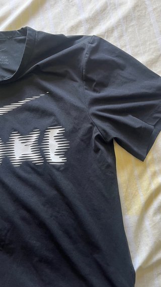 Camiseta Nike Negra Logo Blanco