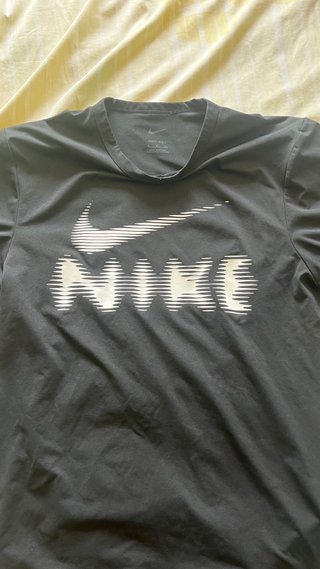 Camiseta Nike Negra Logo Blanco