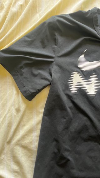 Camiseta Nike Negra Logo Blanco