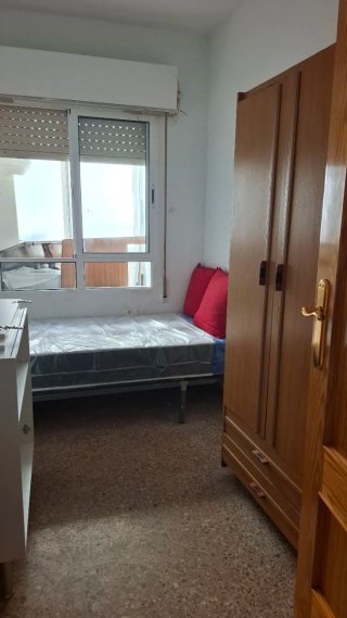 Se alquilan habitaciones para estudiantes en piso