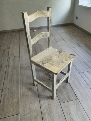 Silla de madera vintage beige y gris